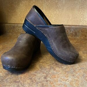 Sanita Size 5.5-6 (37) Antique Brown Leather Clogs